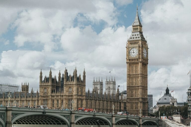 UK Visa for Iraqi Citizens From the UAE: Requirements and Process