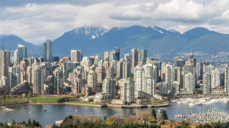 Can Filipino Citizens in the UAE Apply for a Canada Visitor Visa? Documents and Steps